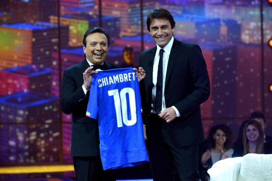 Conte consegna a Pietro Chiambretti una maglia numero 10 dell&#39;Italia. Mediaset